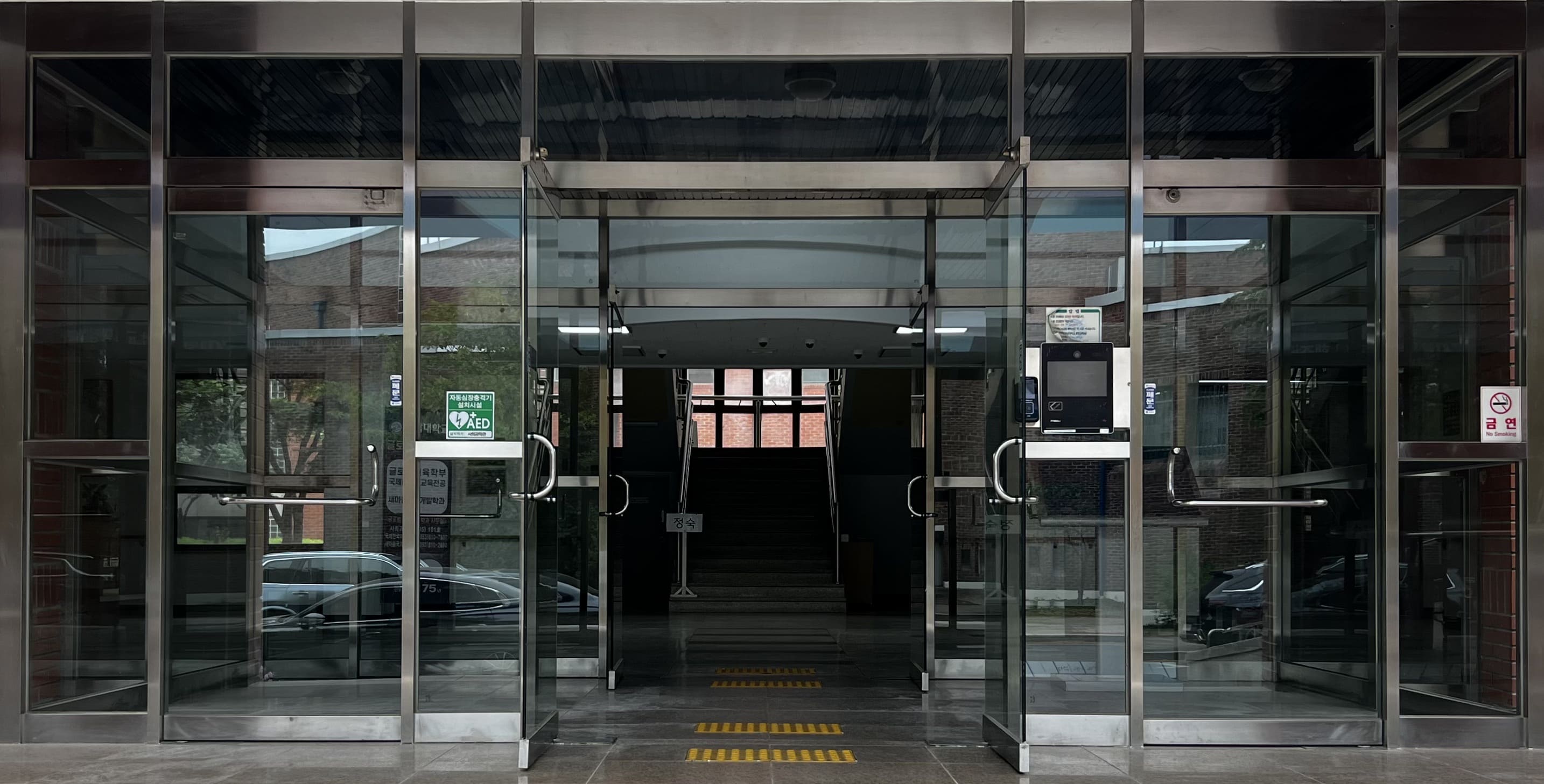 투명한 양쪽 문이 열려있다.